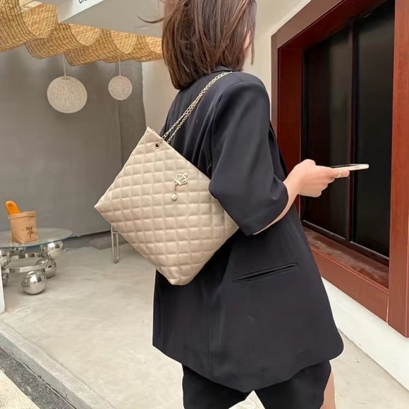 Black Fashion Argyle Quilted Waterproof Shoulder Chain Tote Handbag. - Picture 2 of 5